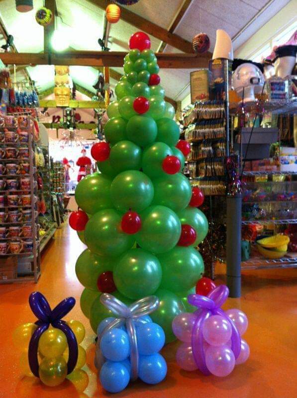 Kerstboom met Kado's Roos Feestartikelen en Ballondecoraties Leidschendam